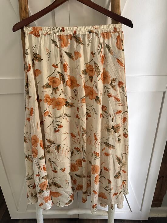 Boutique Europa Dresses & Skirts - Vintage Boutique Europa Medium boho floral Midi skirt 100% Silk Orange Cream